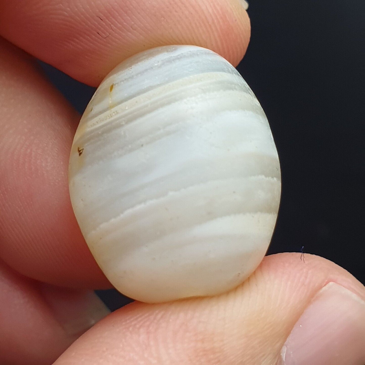 Antikes altes altjemenitisches Perlenamulett aus weißem Achat aus dem Nahen Osten