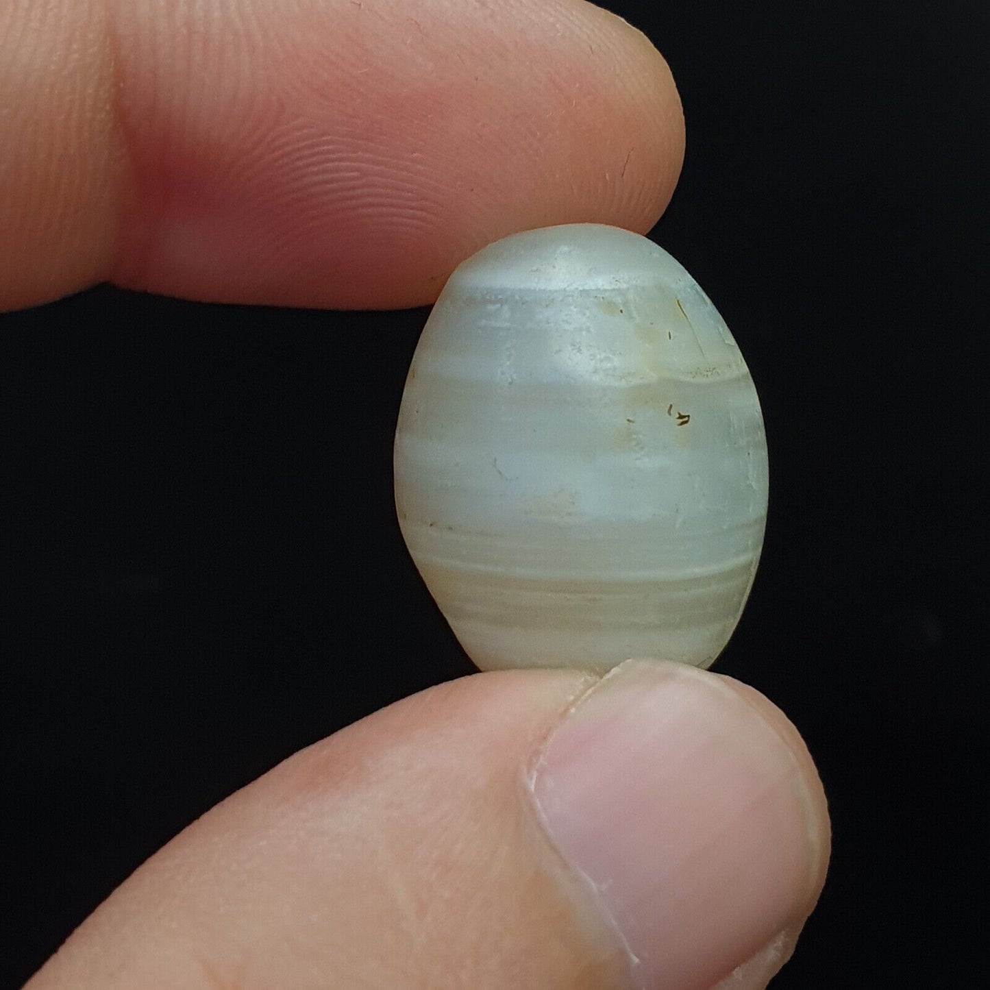 Antikes altes altjemenitisches Perlenamulett aus weißem Achat aus dem Nahen Osten