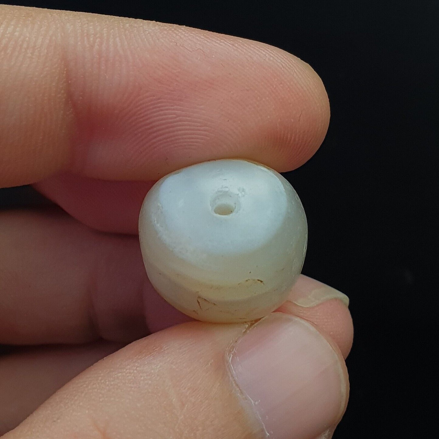 Antikes altes altjemenitisches Perlenamulett aus weißem Achat aus dem Nahen Osten