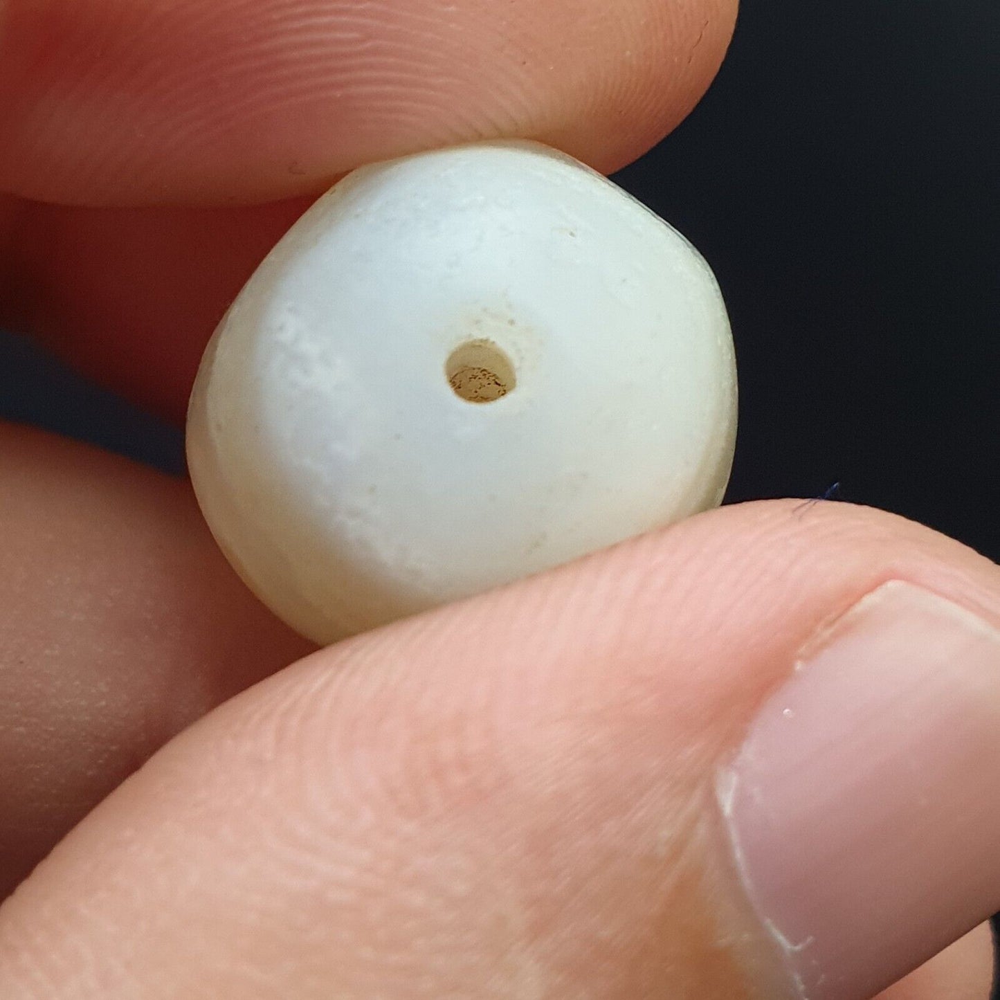 Antikes altes altjemenitisches Perlenamulett aus weißem Achat aus dem Nahen Osten