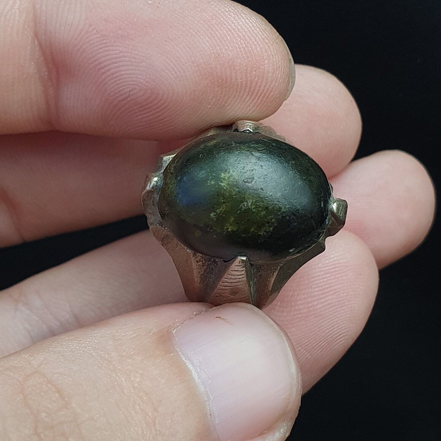 Antiker Vintage-Ring aus dem Nahen Osten mit altem, seltenem Jadestein