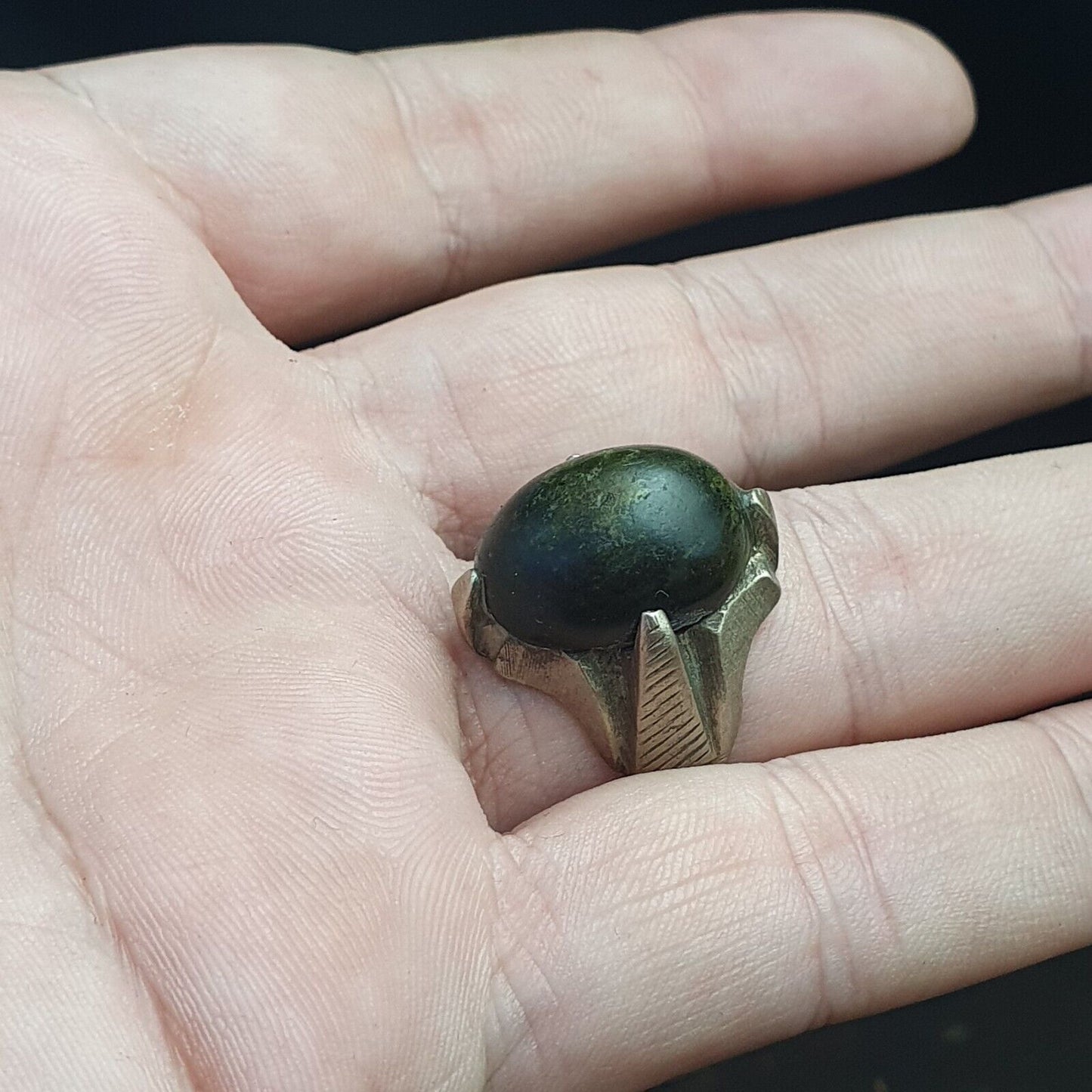 Antiker Vintage-Ring aus dem Nahen Osten mit altem, seltenem Jadestein