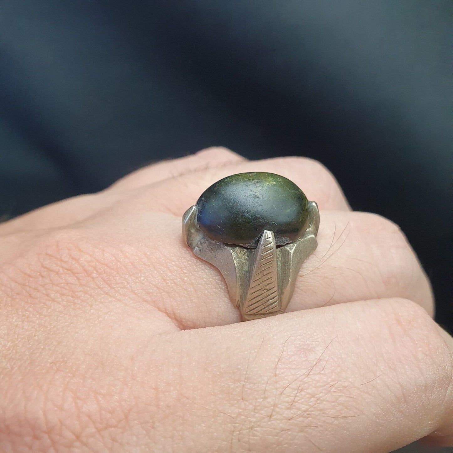 Antiker Vintage-Ring aus dem Nahen Osten mit altem, seltenem Jadestein