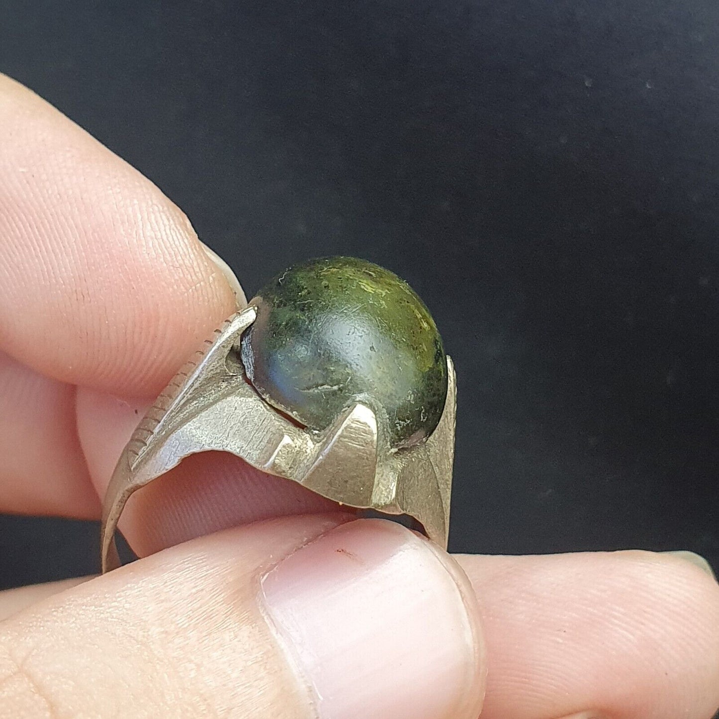 Antiker Vintage-Ring aus dem Nahen Osten mit altem, seltenem Jadestein