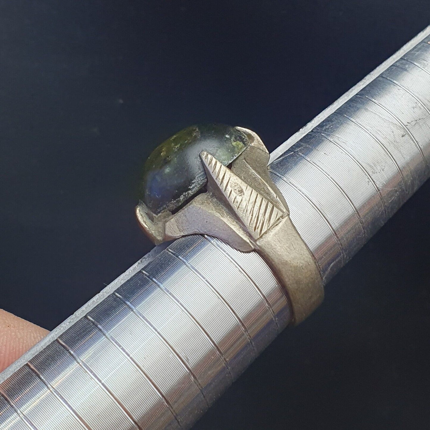 Antiker Vintage-Ring aus dem Nahen Osten mit altem, seltenem Jadestein