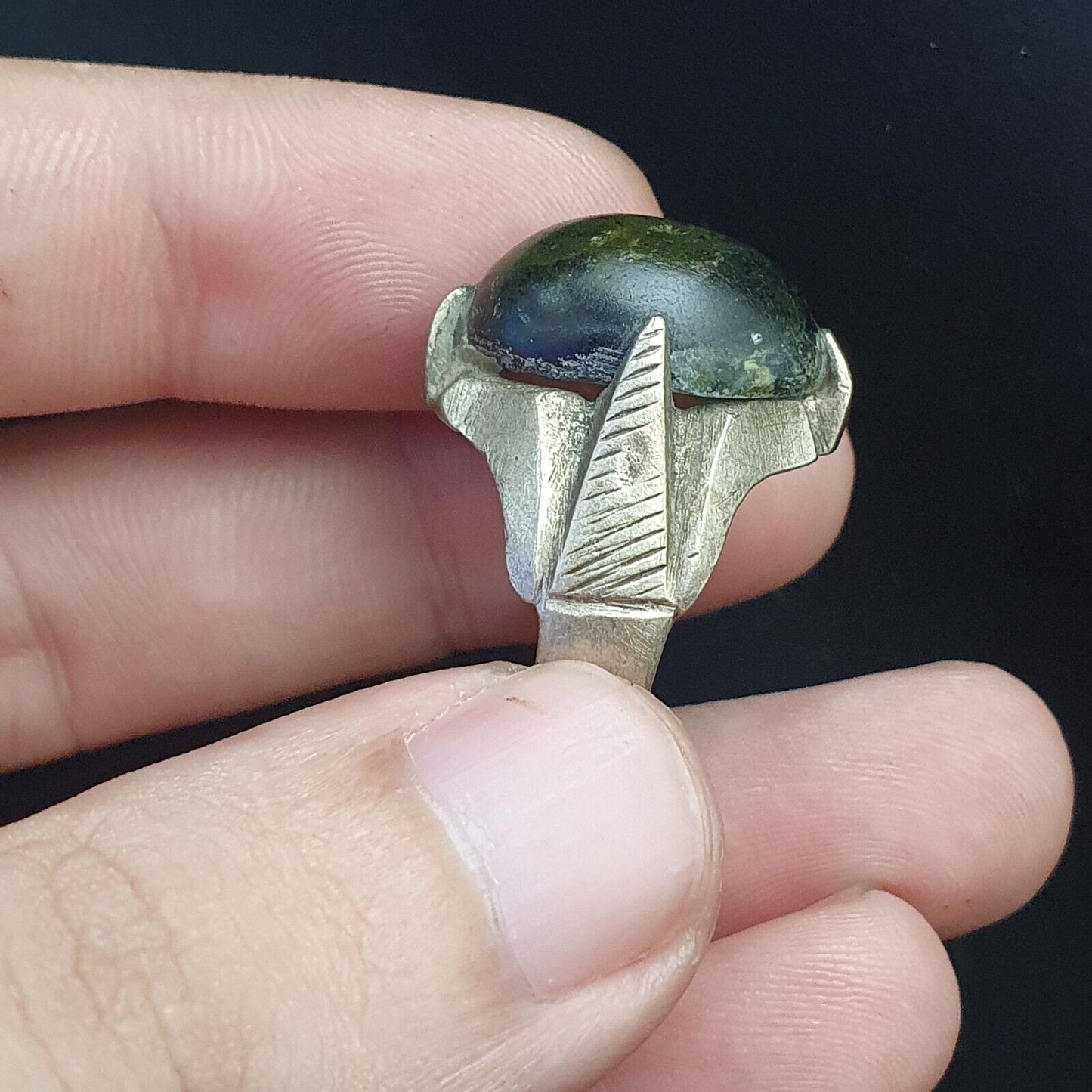 Antiker Vintage-Ring aus dem Nahen Osten mit altem, seltenem Jadestein