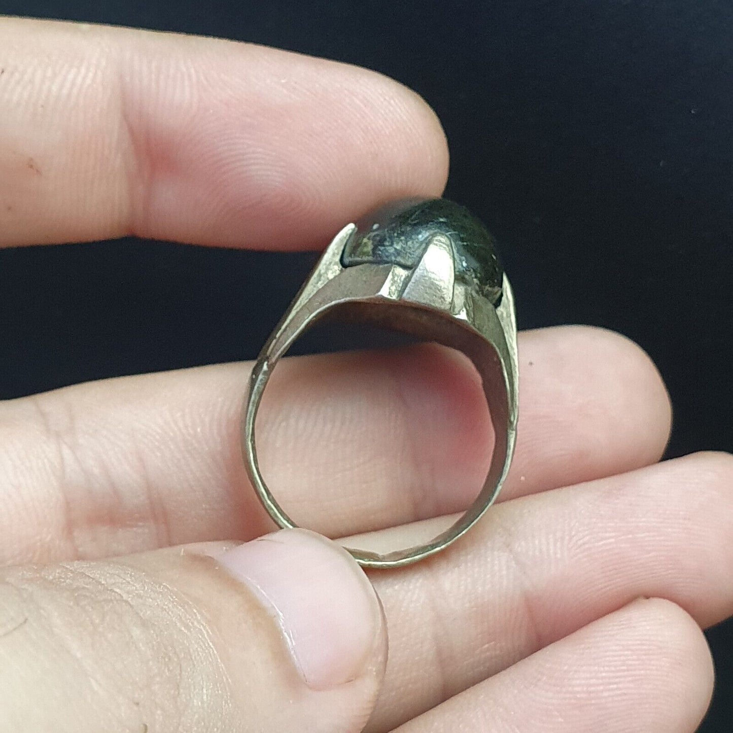 Antiker Vintage-Ring aus dem Nahen Osten mit altem, seltenem Jadestein