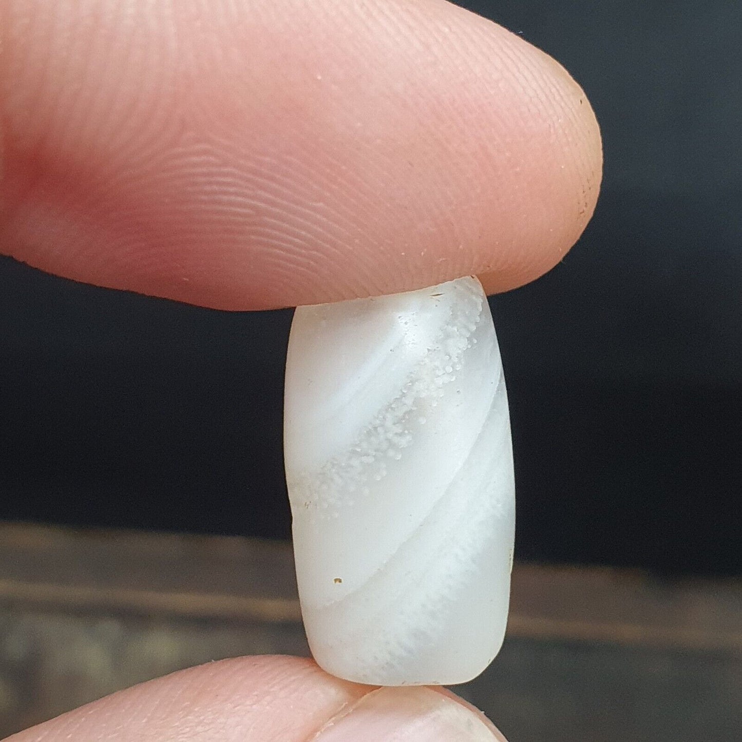 Antikes altes altjemenitisches Perlenamulett aus weißem Achat aus dem Nahen Osten