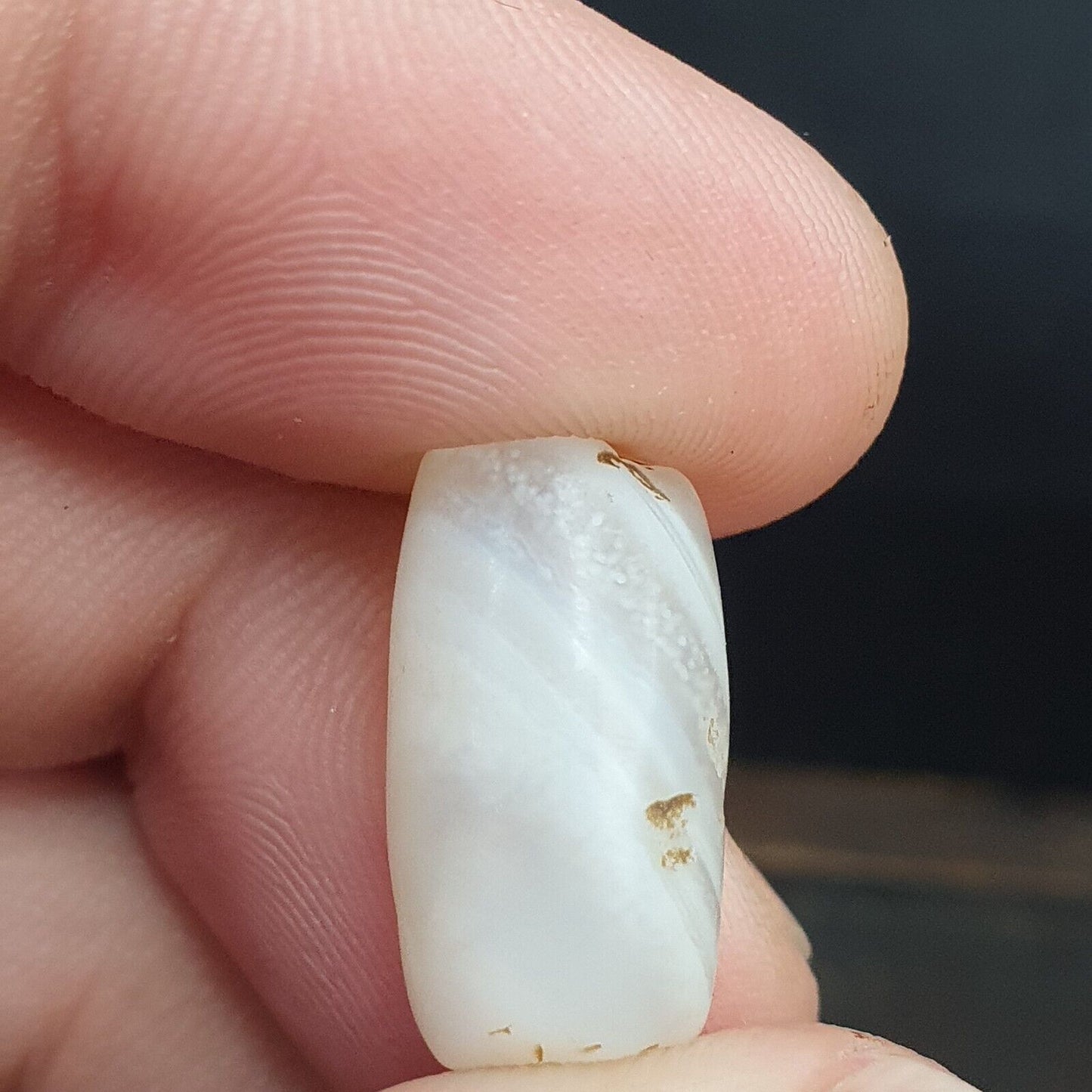 Antikes altes altjemenitisches Perlenamulett aus weißem Achat aus dem Nahen Osten
