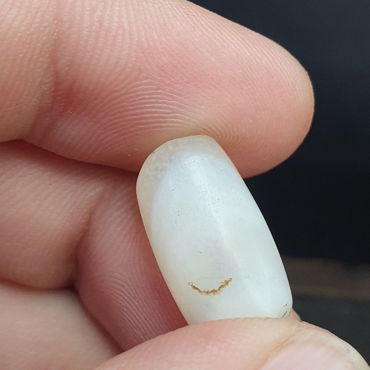 Antikes altes altjemenitisches Perlenamulett aus weißem Achat aus dem Nahen Osten