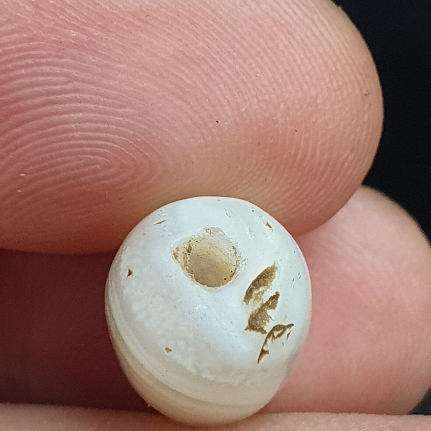 Antikes altes altjemenitisches Perlenamulett aus weißem Achat aus dem Nahen Osten