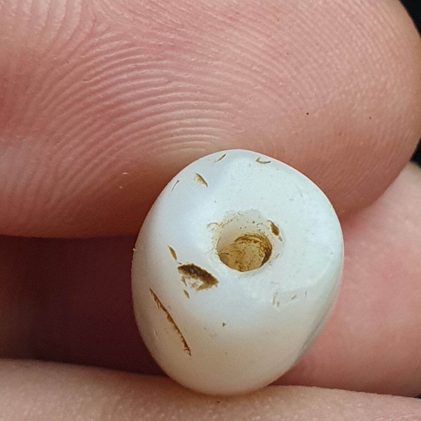Antikes altes altjemenitisches Perlenamulett aus weißem Achat aus dem Nahen Osten