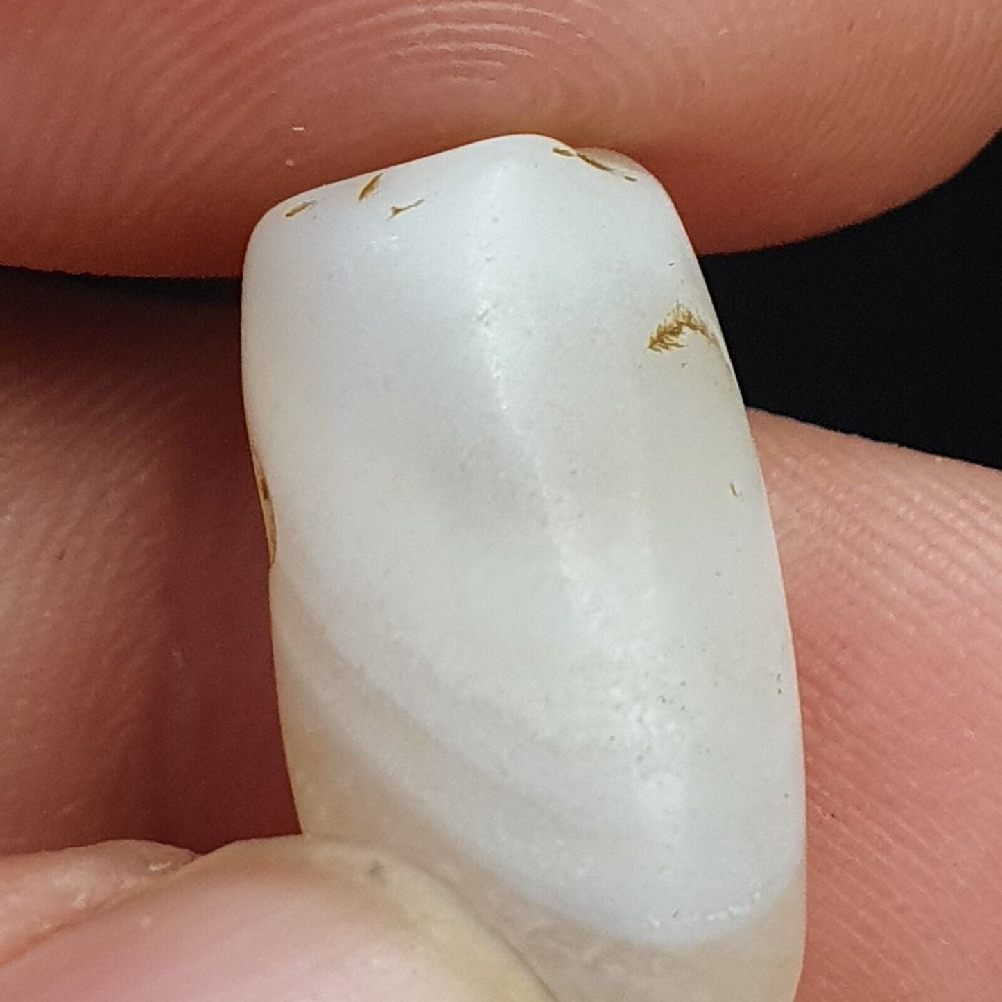 Antikes altes altjemenitisches Perlenamulett aus weißem Achat aus dem Nahen Osten