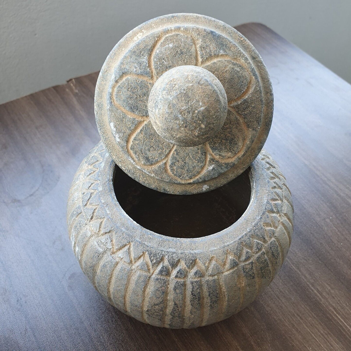 斯瓦特山谷手工雕刻的古董硬石花瓶