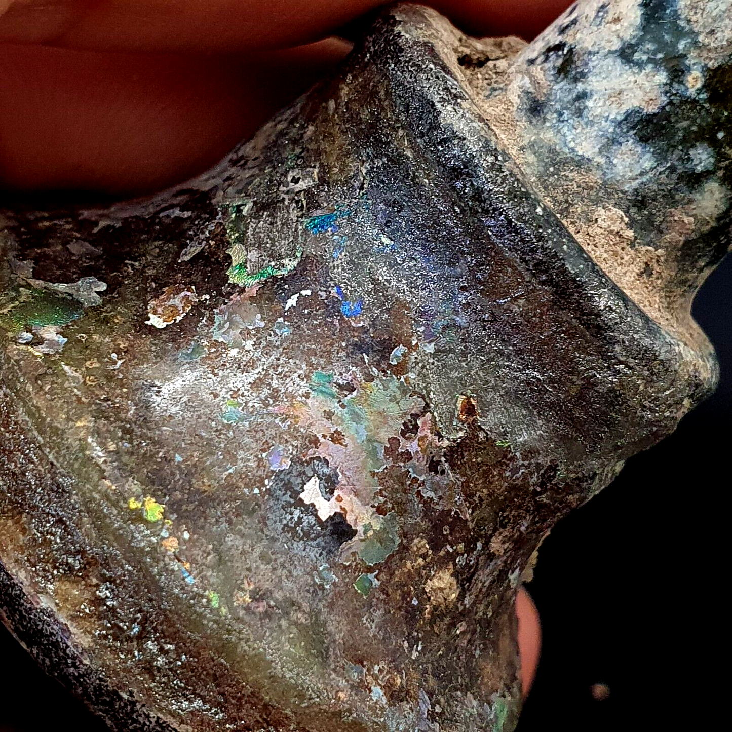 Antike römische schillernde Medizin- oder Duftglasflasche aus Glas