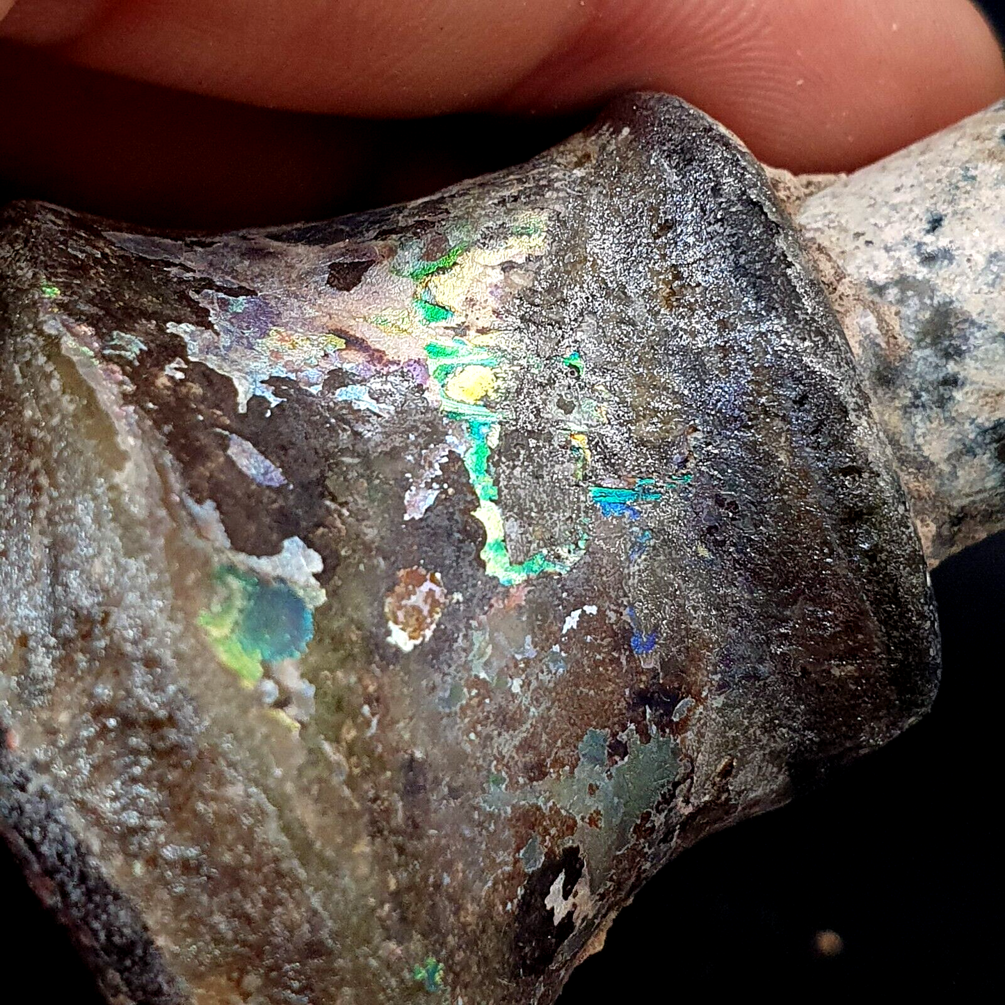 Antike römische schillernde Medizin- oder Duftglasflasche aus Glas
