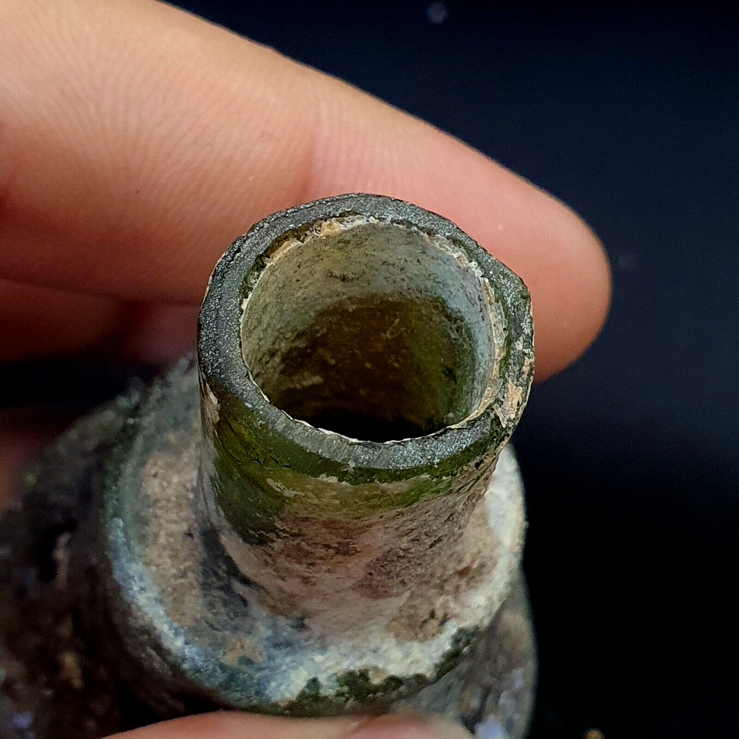 Antike römische schillernde Medizin- oder Duftglasflasche aus Glas