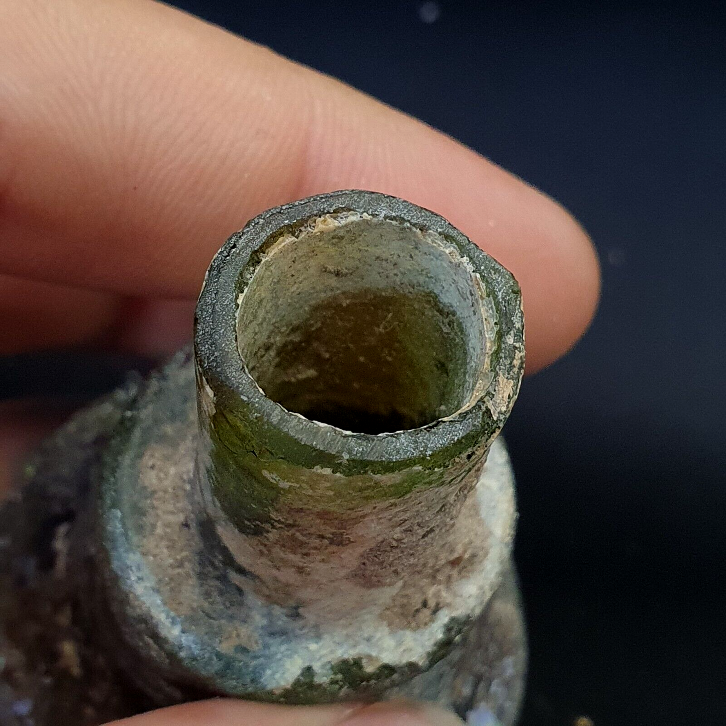 Antike römische schillernde Medizin- oder Duftglasflasche aus Glas