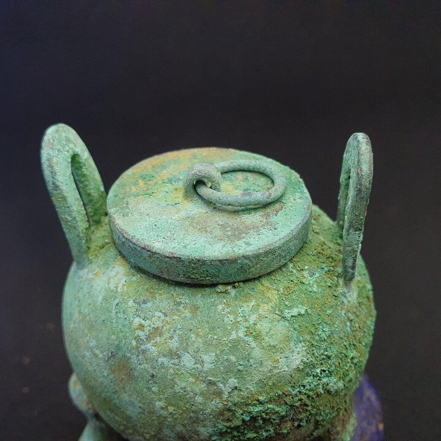 古董青銅藥或香水壺，帶手柄綠色生鏽銅綠
