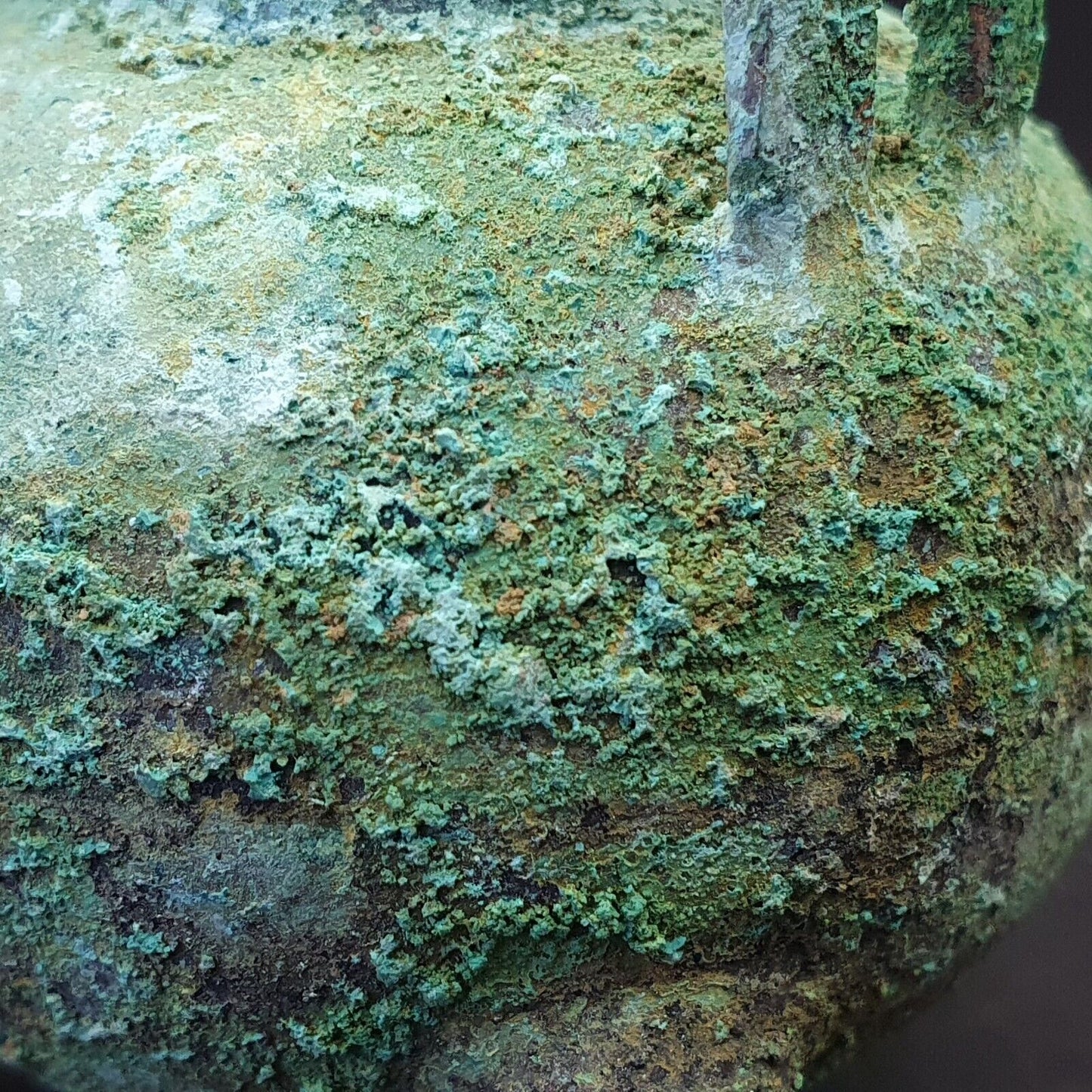 古董青銅藥或香水壺，帶手柄綠色生鏽銅綠