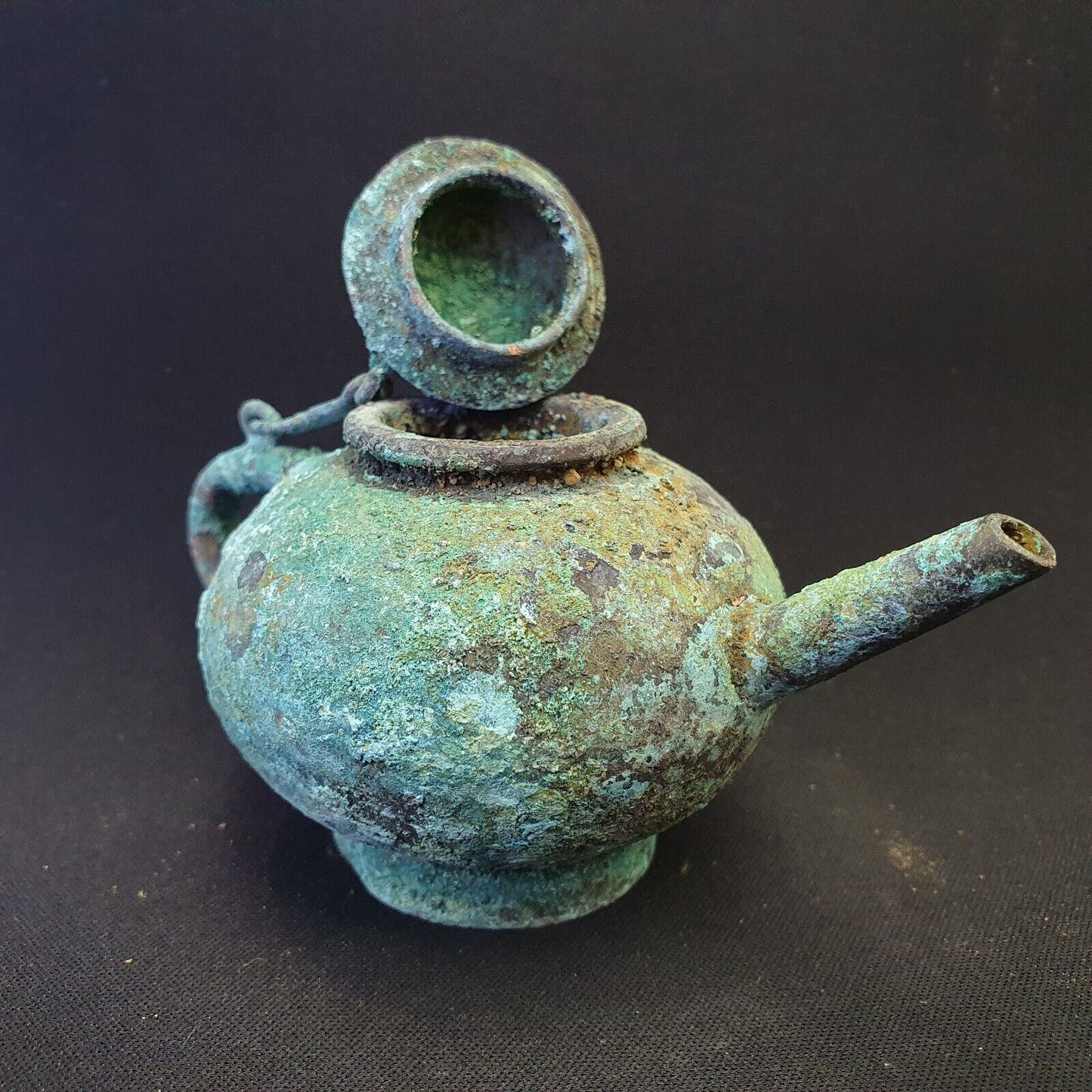 Antike Teekanne aus Bronze mit verrosteter Patina