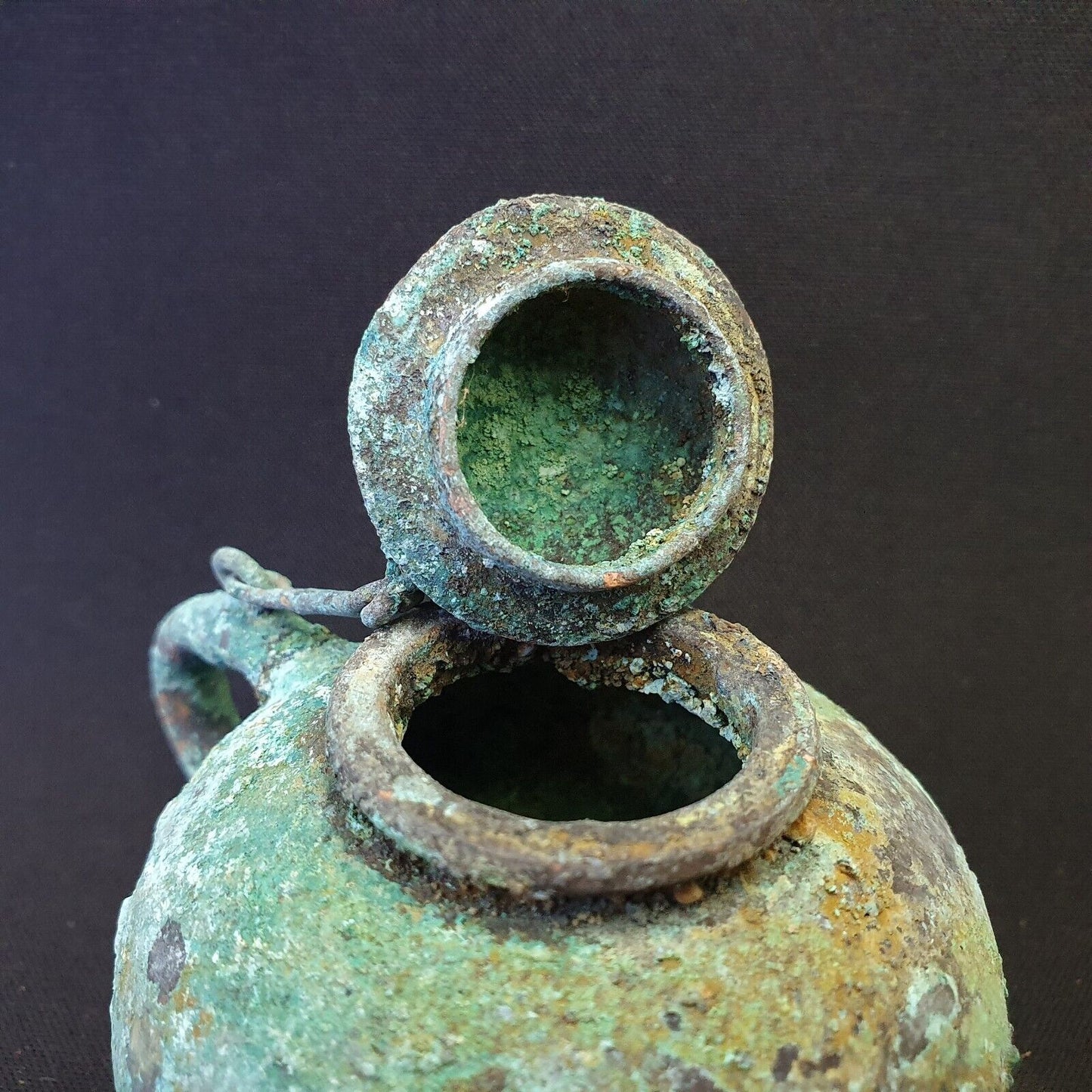 Antike Teekanne aus Bronze mit verrosteter Patina