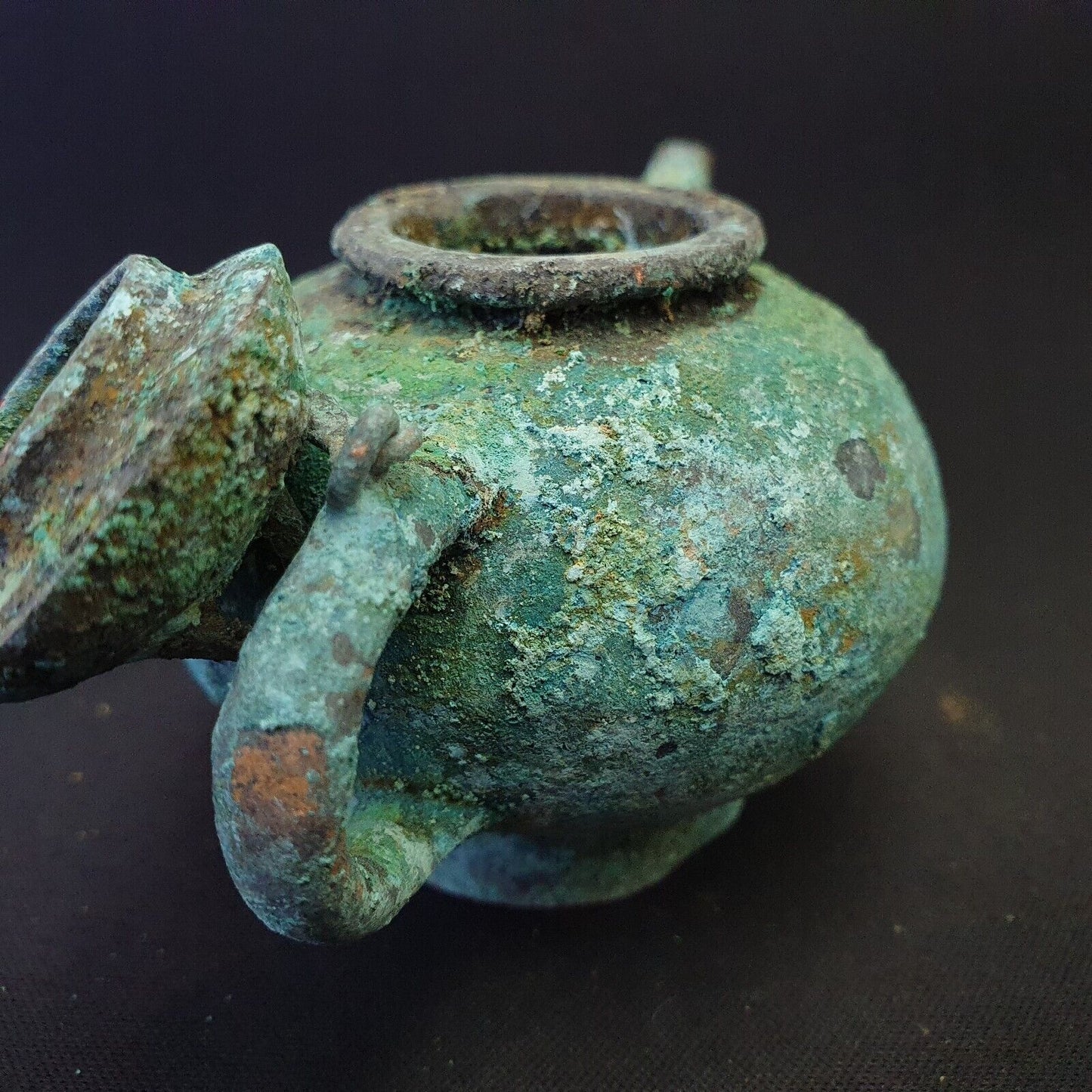 Antike Teekanne aus Bronze mit verrosteter Patina