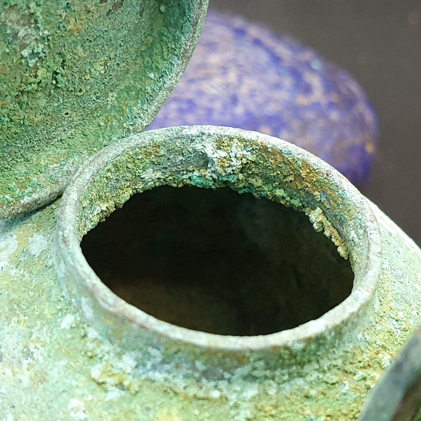 古董青銅藥或香水壺，帶手柄綠色生鏽銅綠