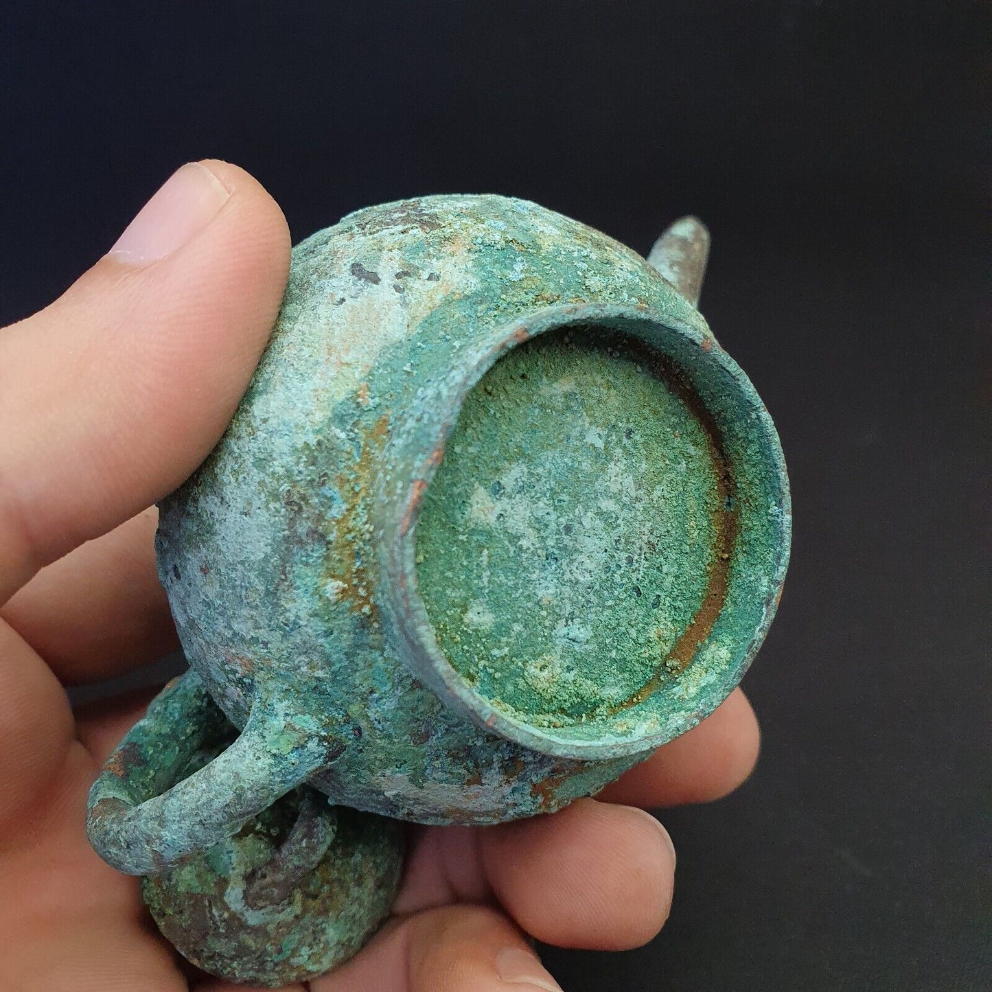 Antike Teekanne aus Bronze mit verrosteter Patina