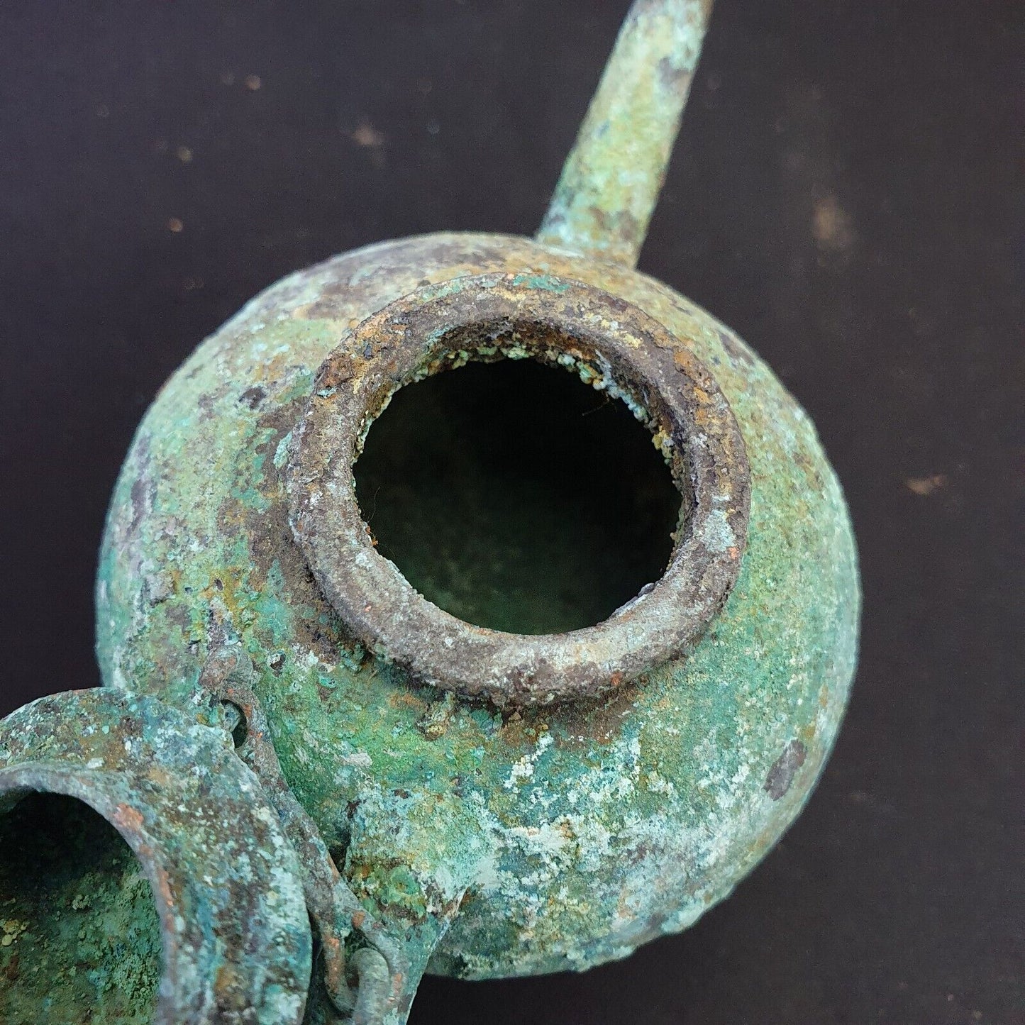 Antike Teekanne aus Bronze mit verrosteter Patina
