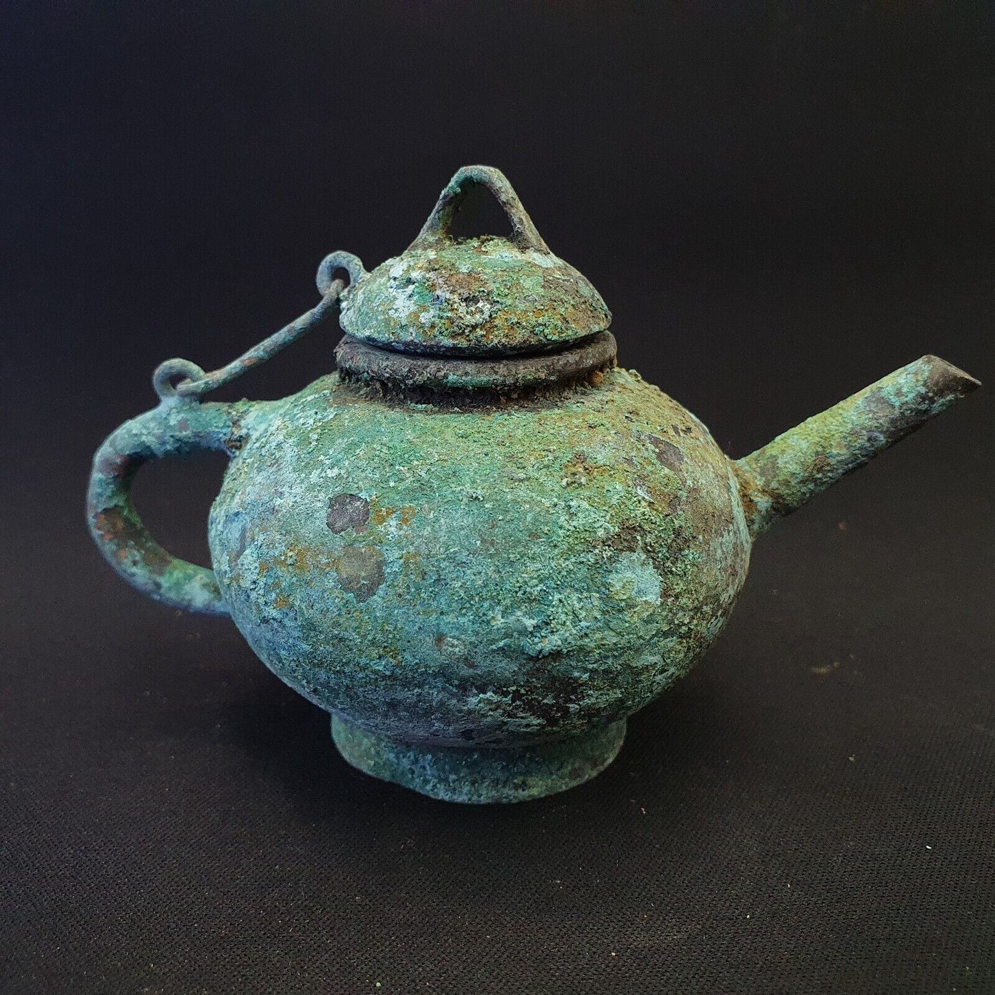 Antike Teekanne aus Bronze mit verrosteter Patina
