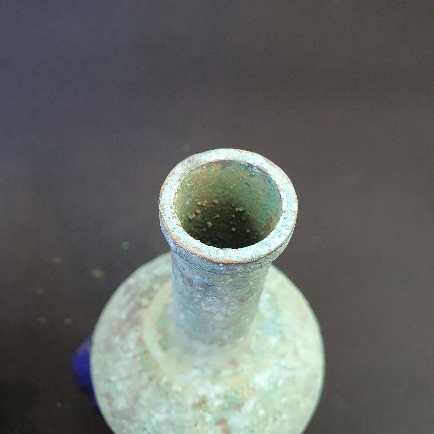 古董青銅藥或香水罐瓶綠色生鏽銅綠