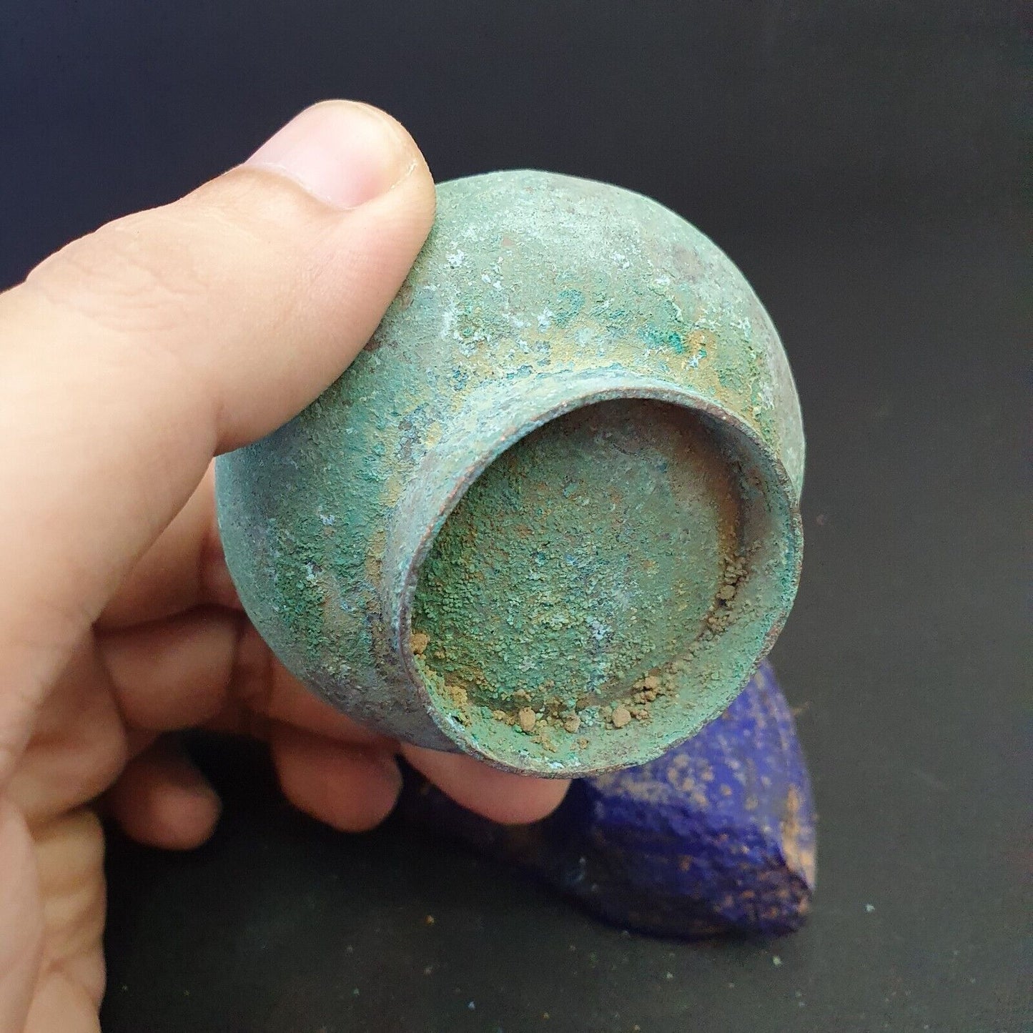 古董青銅藥或香水罐瓶綠色生鏽銅綠