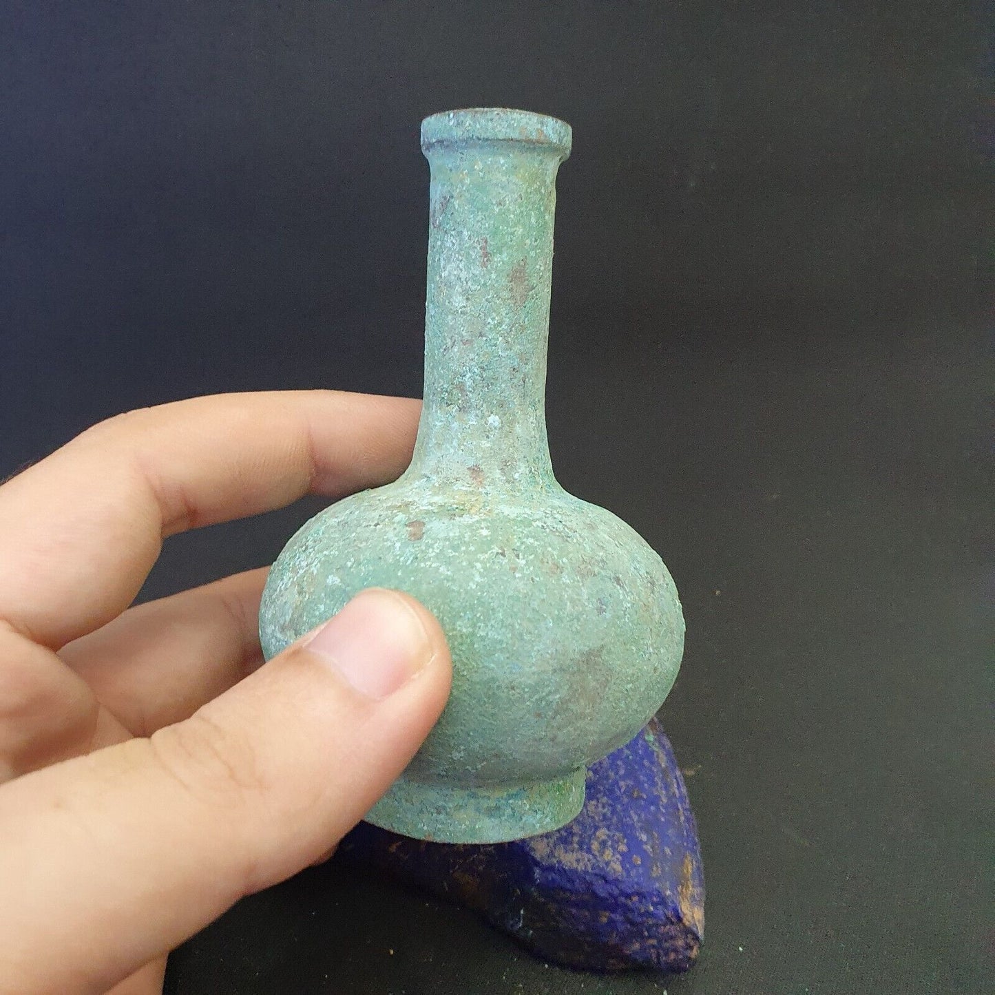 古董青銅藥或香水罐瓶綠色生鏽銅綠