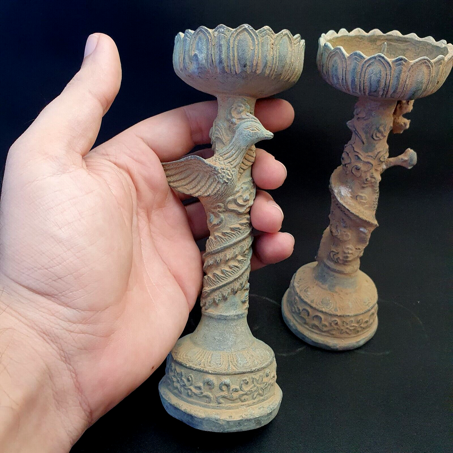 一對古董青銅人物燭台龍鳥雕像