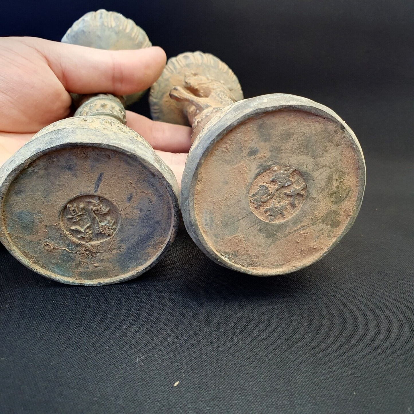一對古董青銅人物燭台龍鳥雕像