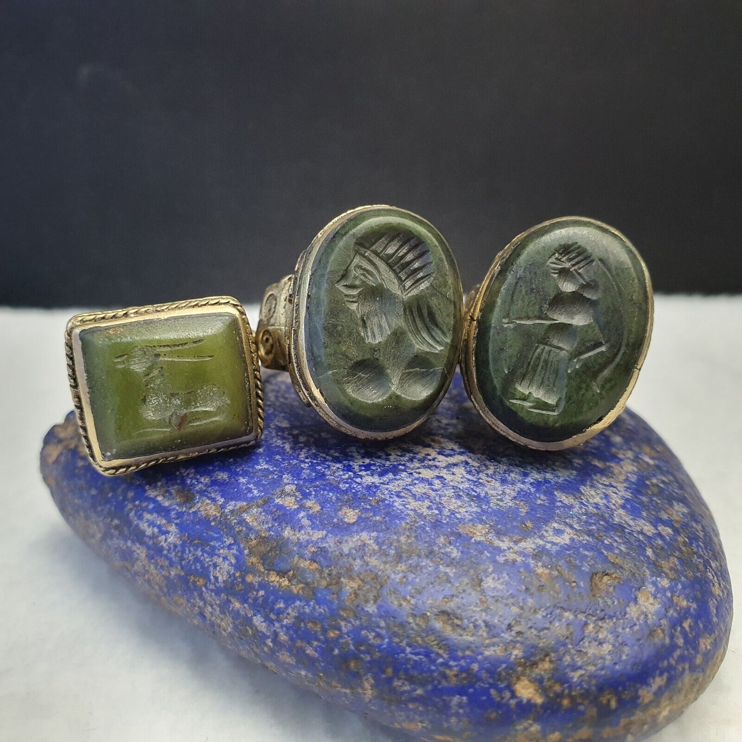 Antikes Lot 3 seltener Siegelring aus altem Jadestein aus dem Nahen Osten, Tier- und Menschengeschnitzt