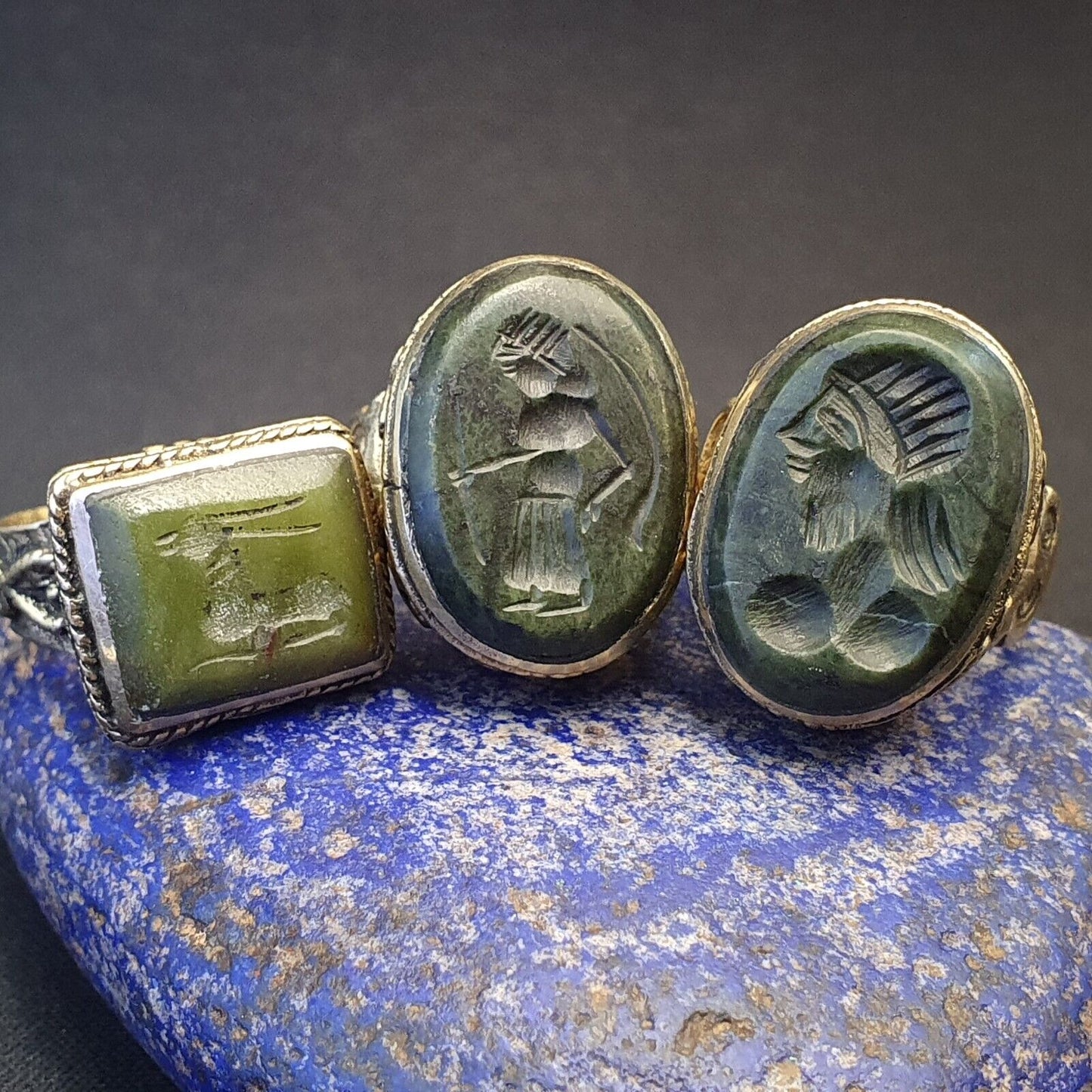 Antikes Lot 3 seltener Siegelring aus altem Jadestein aus dem Nahen Osten, Tier- und Menschengeschnitzt