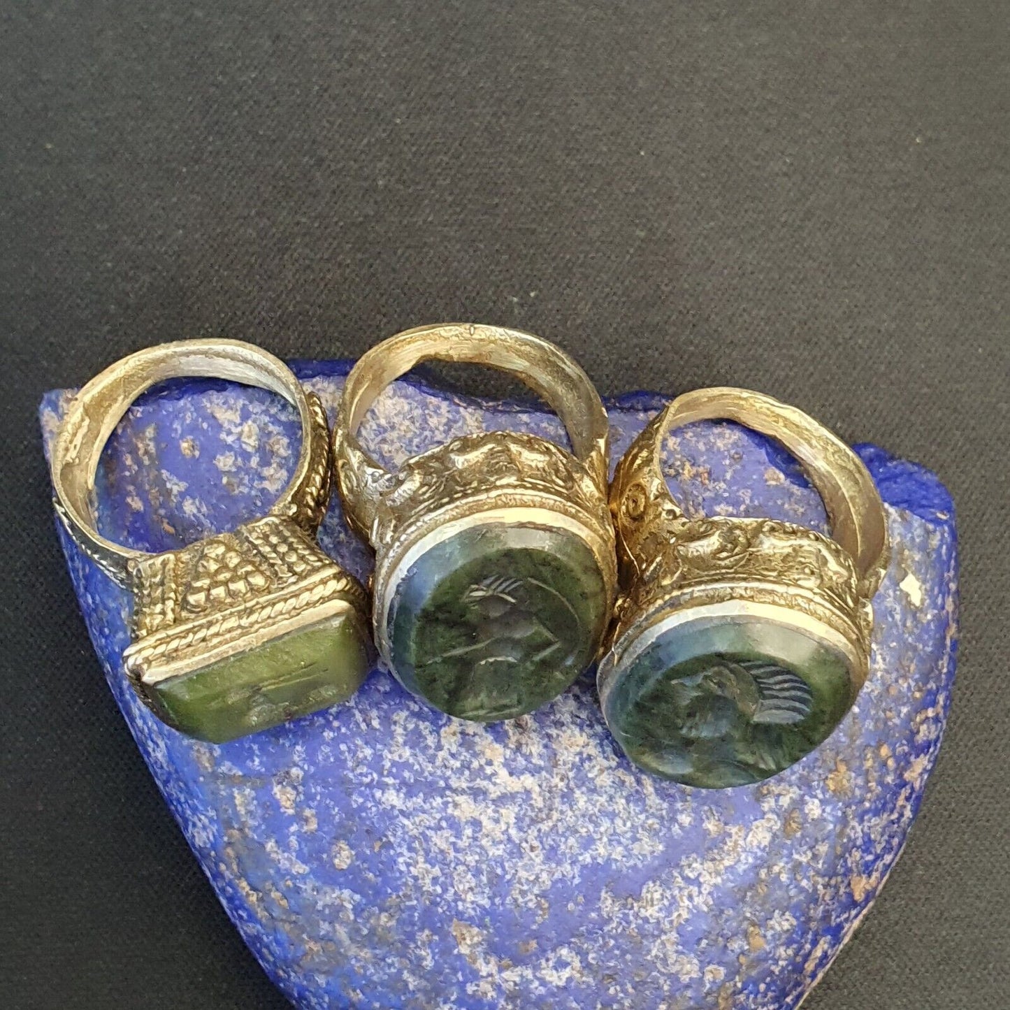 Antikes Lot 3 seltener Siegelring aus altem Jadestein aus dem Nahen Osten, Tier- und Menschengeschnitzt