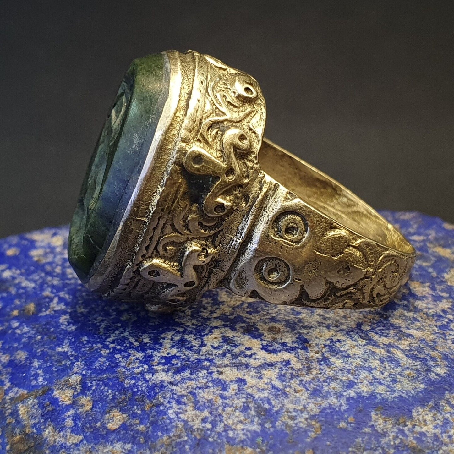 Antikes Lot 3 seltener Siegelring aus altem Jadestein aus dem Nahen Osten, Tier- und Menschengeschnitzt
