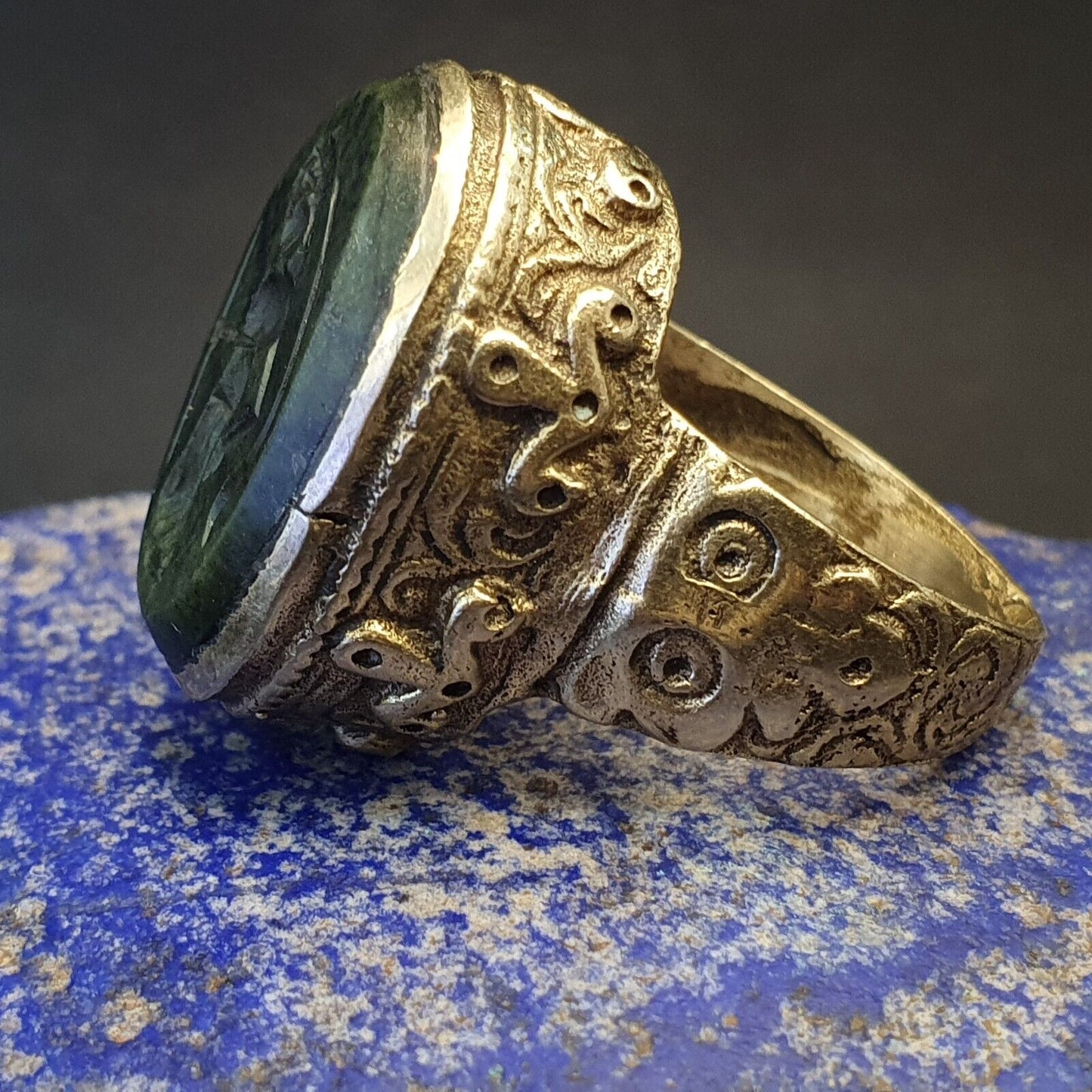 Antikes Lot 3 seltener Siegelring aus altem Jadestein aus dem Nahen Osten, Tier- und Menschengeschnitzt
