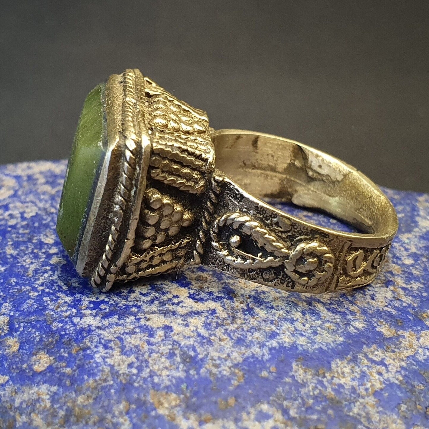 Antikes Lot 3 seltener Siegelring aus altem Jadestein aus dem Nahen Osten, Tier- und Menschengeschnitzt