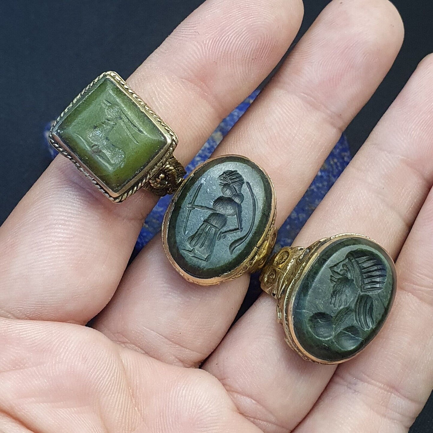 Antikes Lot 3 seltener Siegelring aus altem Jadestein aus dem Nahen Osten, Tier- und Menschengeschnitzt