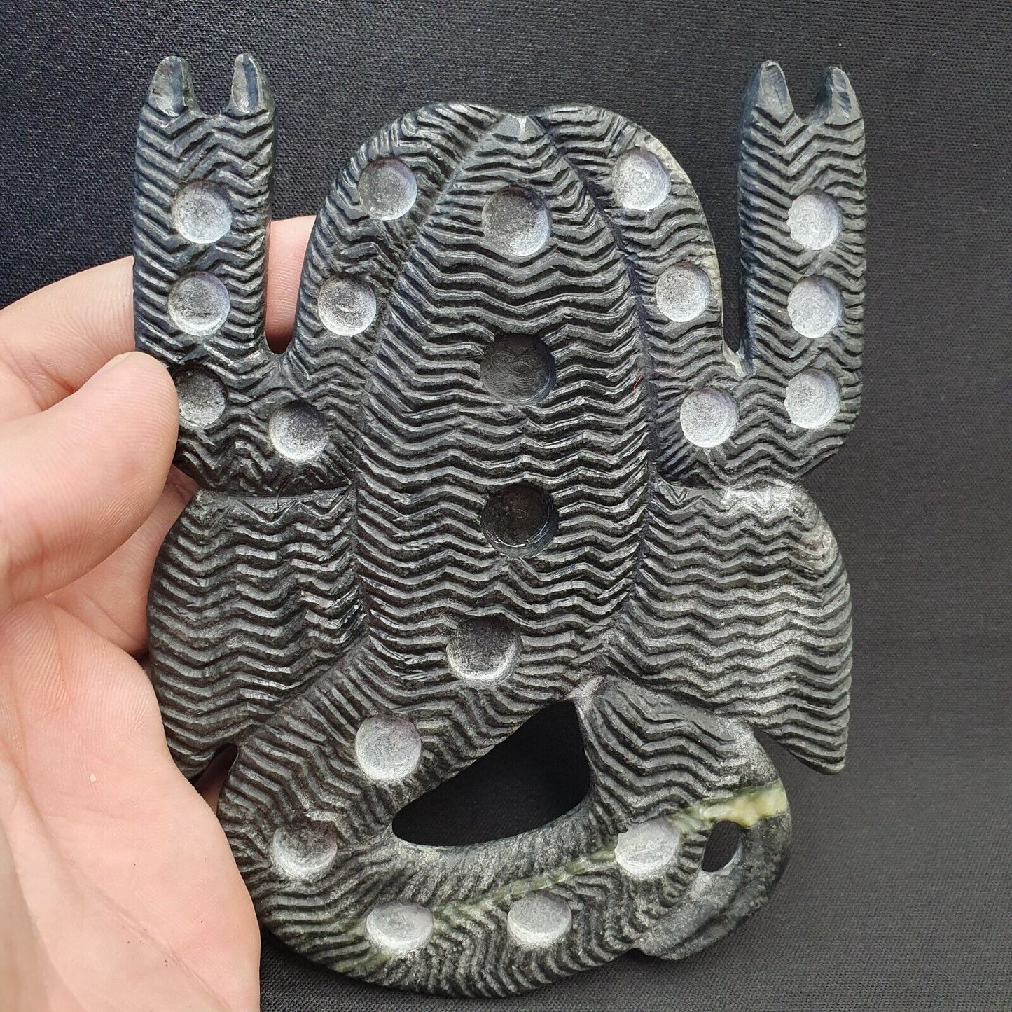 Antike Jiroft-Zivilisation. Schwarze Chloritsteinfigur des mystischen Skorpions 