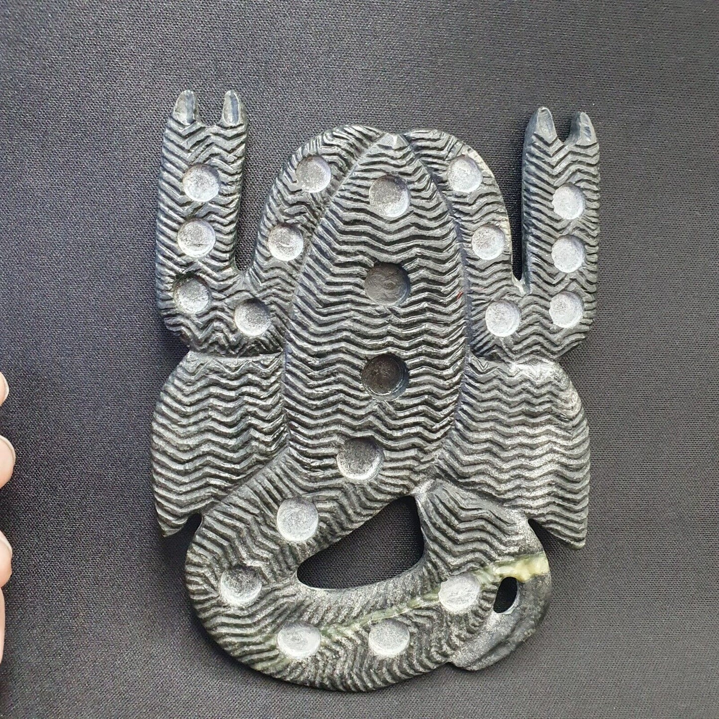 Antike Jiroft-Zivilisation. Schwarze Chloritsteinfigur des mystischen Skorpions 