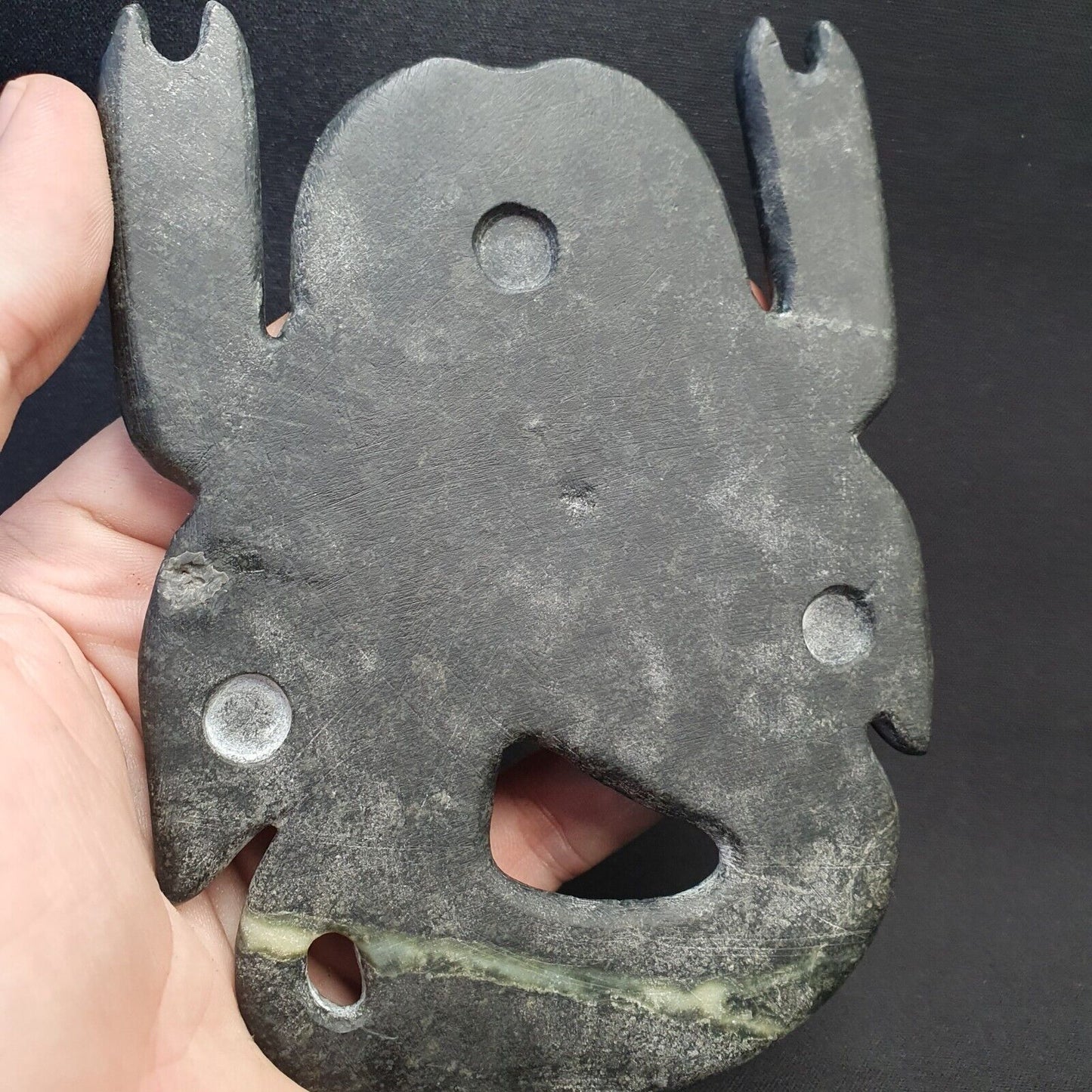 Antike Jiroft-Zivilisation. Schwarze Chloritsteinfigur des mystischen Skorpions 