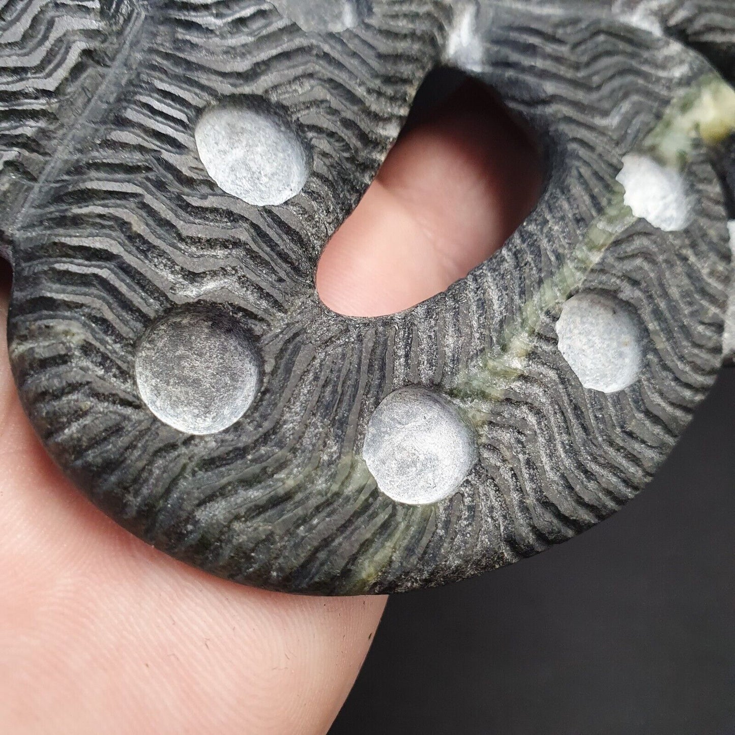 Antike Jiroft-Zivilisation. Schwarze Chloritsteinfigur des mystischen Skorpions 