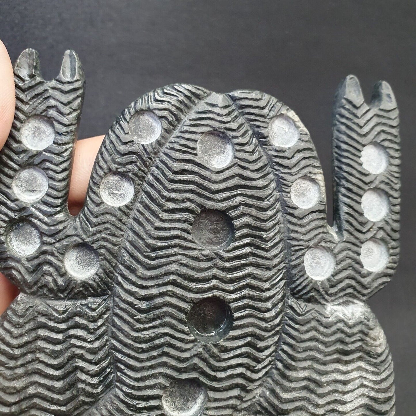 Antike Jiroft-Zivilisation. Schwarze Chloritsteinfigur des mystischen Skorpions 