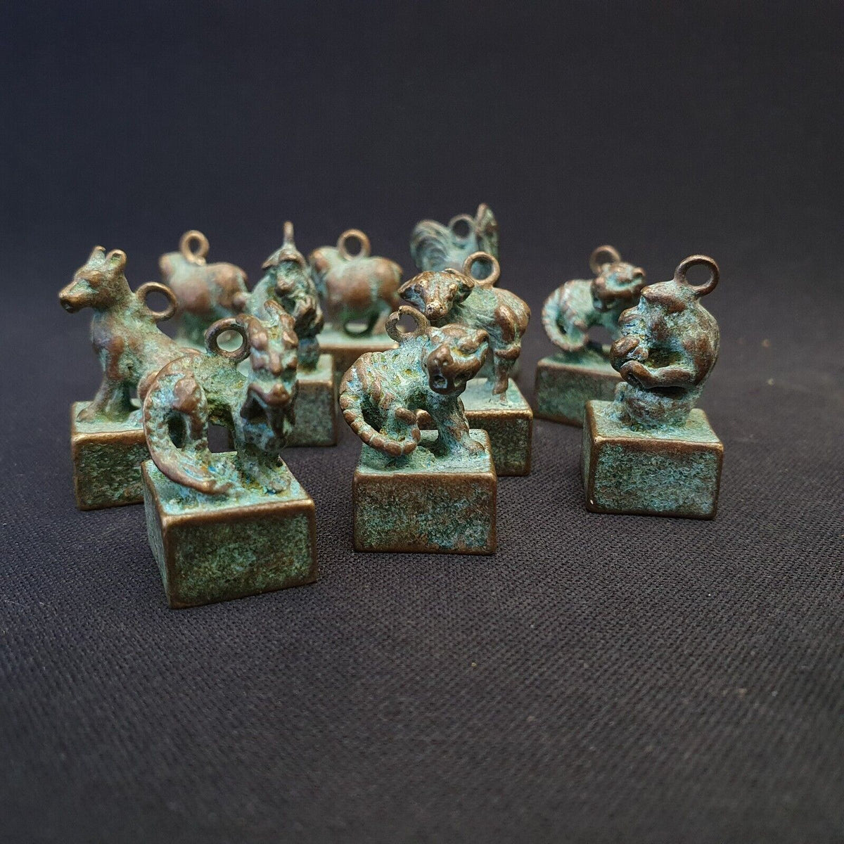 Antike chinesische Bronze Tiere Siegel Stempel schöne Patina 10 Stück Lot 