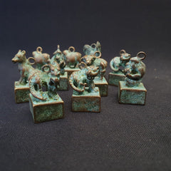 Antike chinesische Bronze Tiere Siegel Stempel schöne Patina 10 Stück Lot 